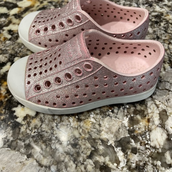 Native Jefferson Bling Shoes in pink size C5 - Picture 2 of 3